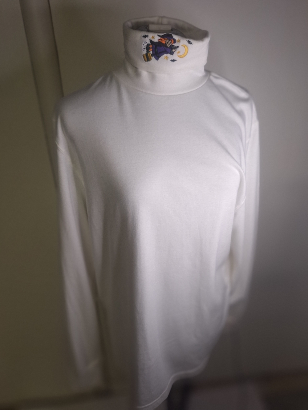 Croft & Borrow Halloween White Cotton Top - Classic Turtleneck Size Large - Picture 3 of 5